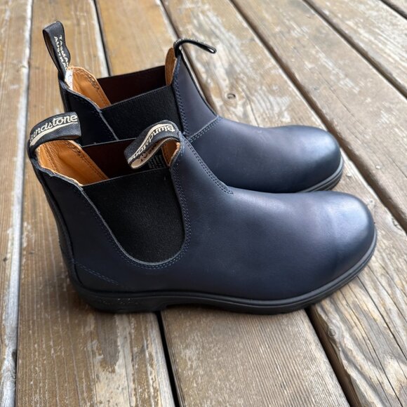 NWOT Blundstone Navy Blue Leather Chelsea Boots in Men's 9.5/Women's 11 - Picture 2 of 12